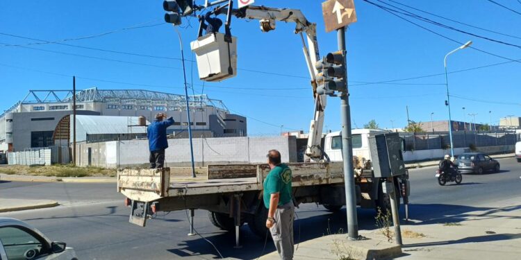 Se avanza con trabajos de semaforización y reparación en distintos puntos de la ciudad