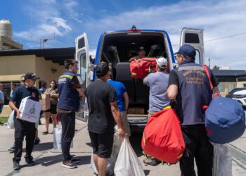 Con fuerte apoyo municipal, partieron refuerzos de Bomberos de Comodoro hacia la cordillera