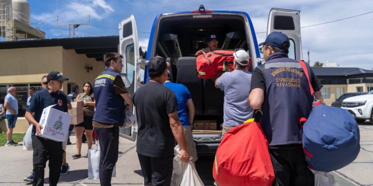 Con fuerte apoyo municipal, partieron refuerzos de Bomberos de Comodoro hacia la cordillera