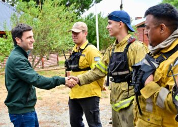 Torres destacó el trabajo de brigadistas y bomberos voluntarios y confirmó que el incendio en Puerto Patriada está contenido