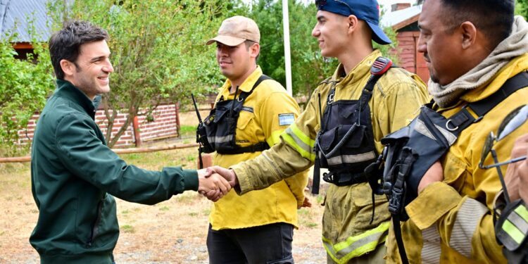 Torres destacó el trabajo de brigadistas y bomberos voluntarios y confirmó que el incendio en Puerto Patriada está contenido