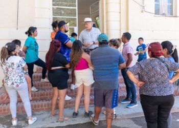 Macharashvili recorrió el albergue municipal y acompañó a las familias evacuadas por el movimiento del Cerro Hermitte