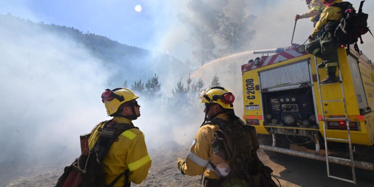 Más de 500 personas y veinte medios aéreos continuán con el combate del incendio en el Parque Nacional Los Alerces