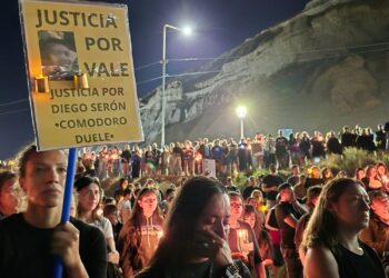 Multitudinaria marcha de antorchas en Comodoro: “Alguien tiene que responder”