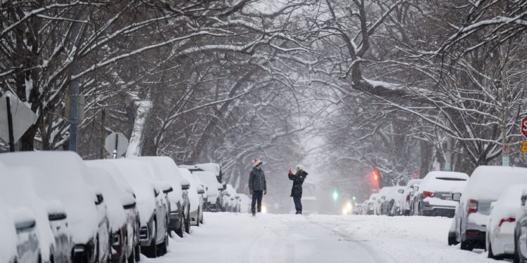 Supera 300.000 el número de hogares sin luz en EEUU por fuerte nevada