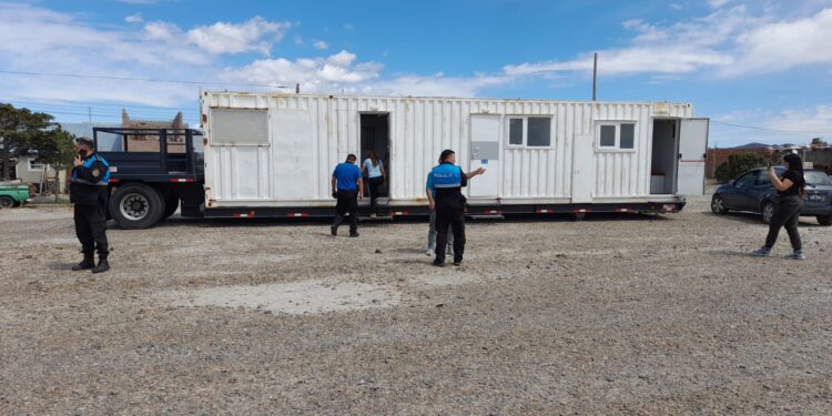 Instalan un módulo policial en Caleta Córdova para reforzar la seguridad durante el verano