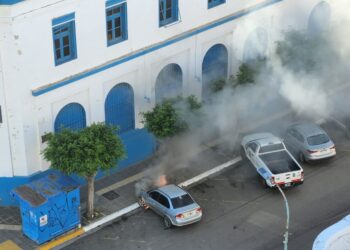 Investigan un presunto incendio intencional de  vehículo en pleno centro de Comodoro