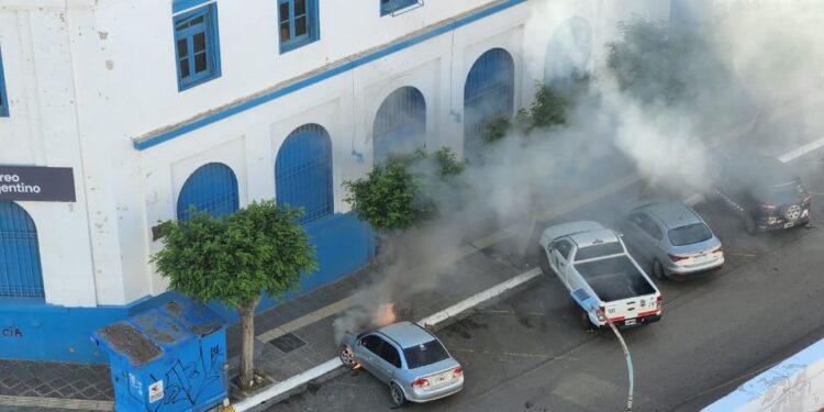Investigan un presunto incendio intencional de  vehículo en pleno centro de Comodoro