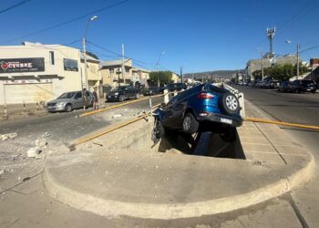 Un auto cayó en un conducto cloacal y el conductor se dió a la fuga