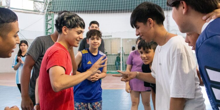 El Municipio dio inicio a las actividades de verano para más de 70 adolescentes y jóvenes