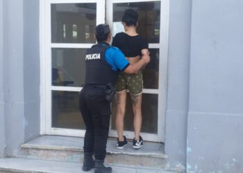 Demoraron a una joven por disturbios e insultos a la Policía en pleno centro de Comodoro