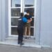 Demoraron a una joven por disturbios e insultos a la Policía en pleno centro de Comodoro