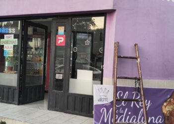 Un joven resultó gravemente herido tras caer mientras colocaba un cartel en un local comercial