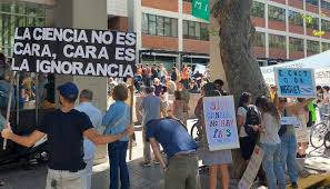 Milei recorta partidas de ciencia  y tecnología a su menor nivel histórico