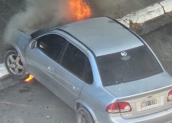 Incendio vehicular en pleno centro