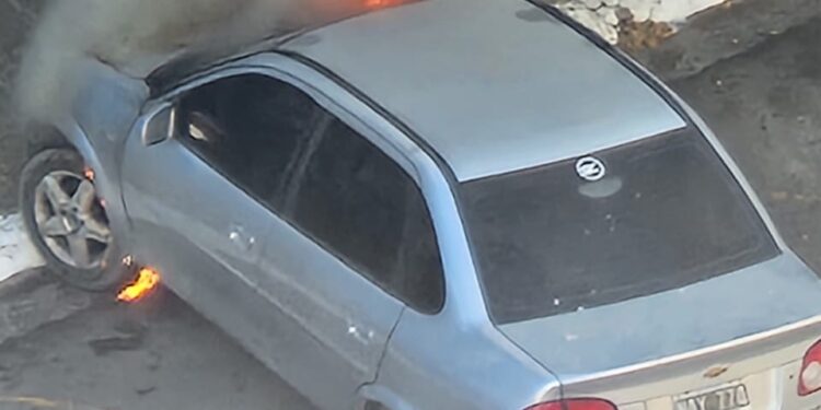 Incendio vehicular en pleno centro