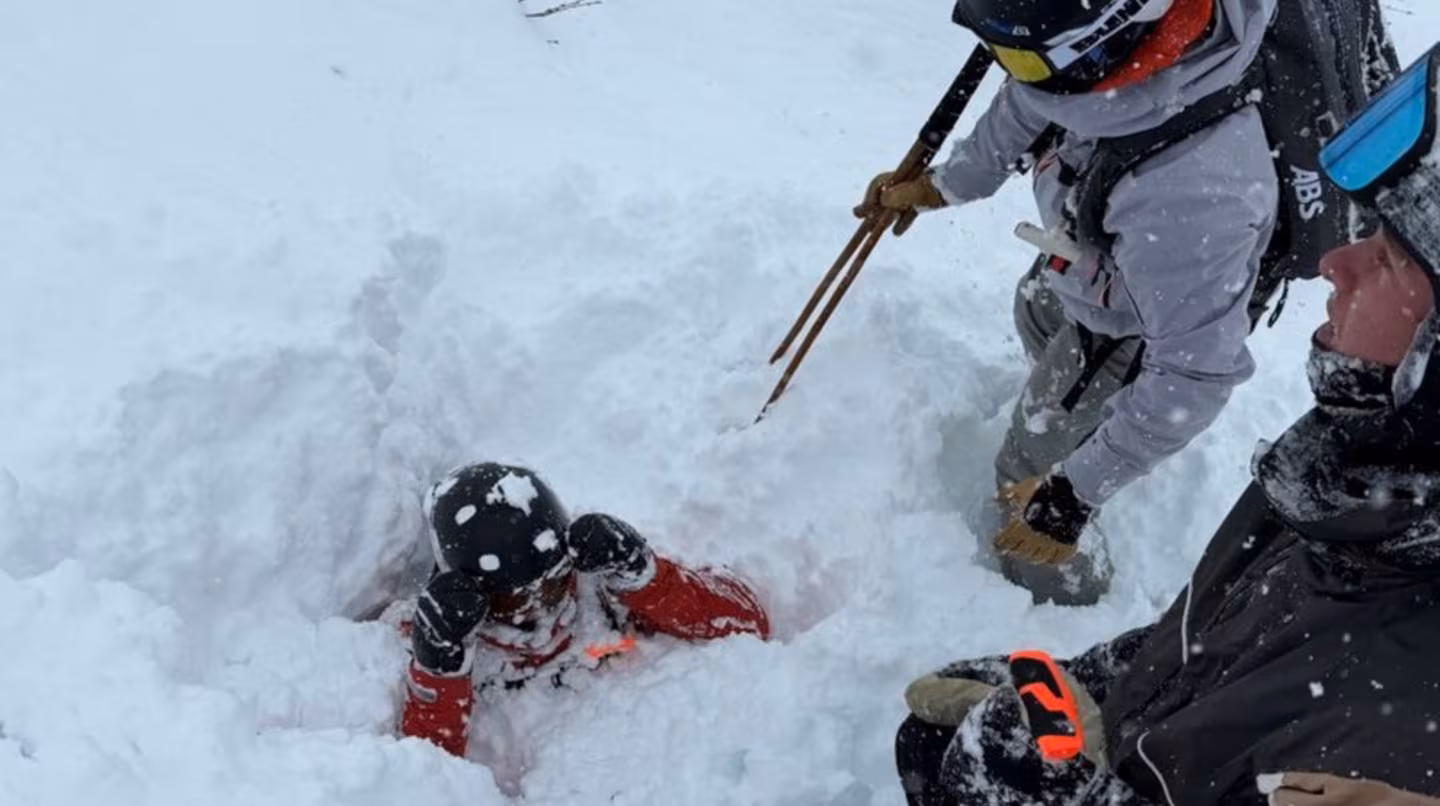 Rescate extremo en Suiza: un esquiador heroico salvó a un hombre atrapado por una avalancha