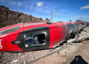 Revelan la última llamada del maquinista antes del choque del tren que descarriló en España