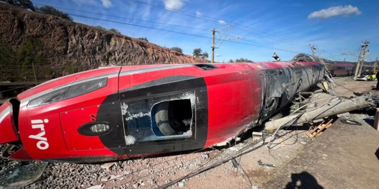 Revelan la última llamada del maquinista antes del choque del tren que descarriló en España