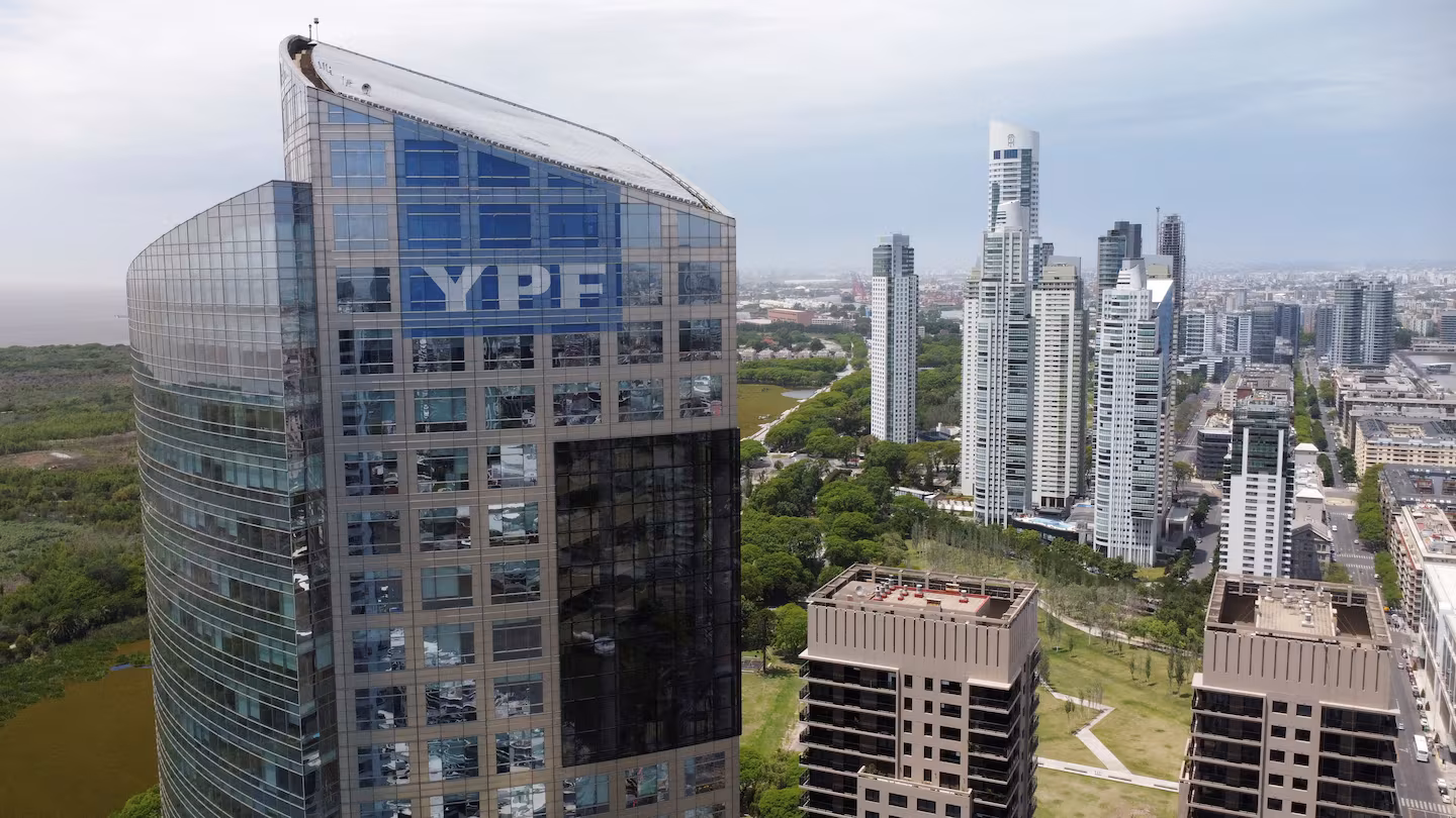 YPF en la mira: Argentina pide a la justicia de EE.UU. frenar el avance de los fondos buitre