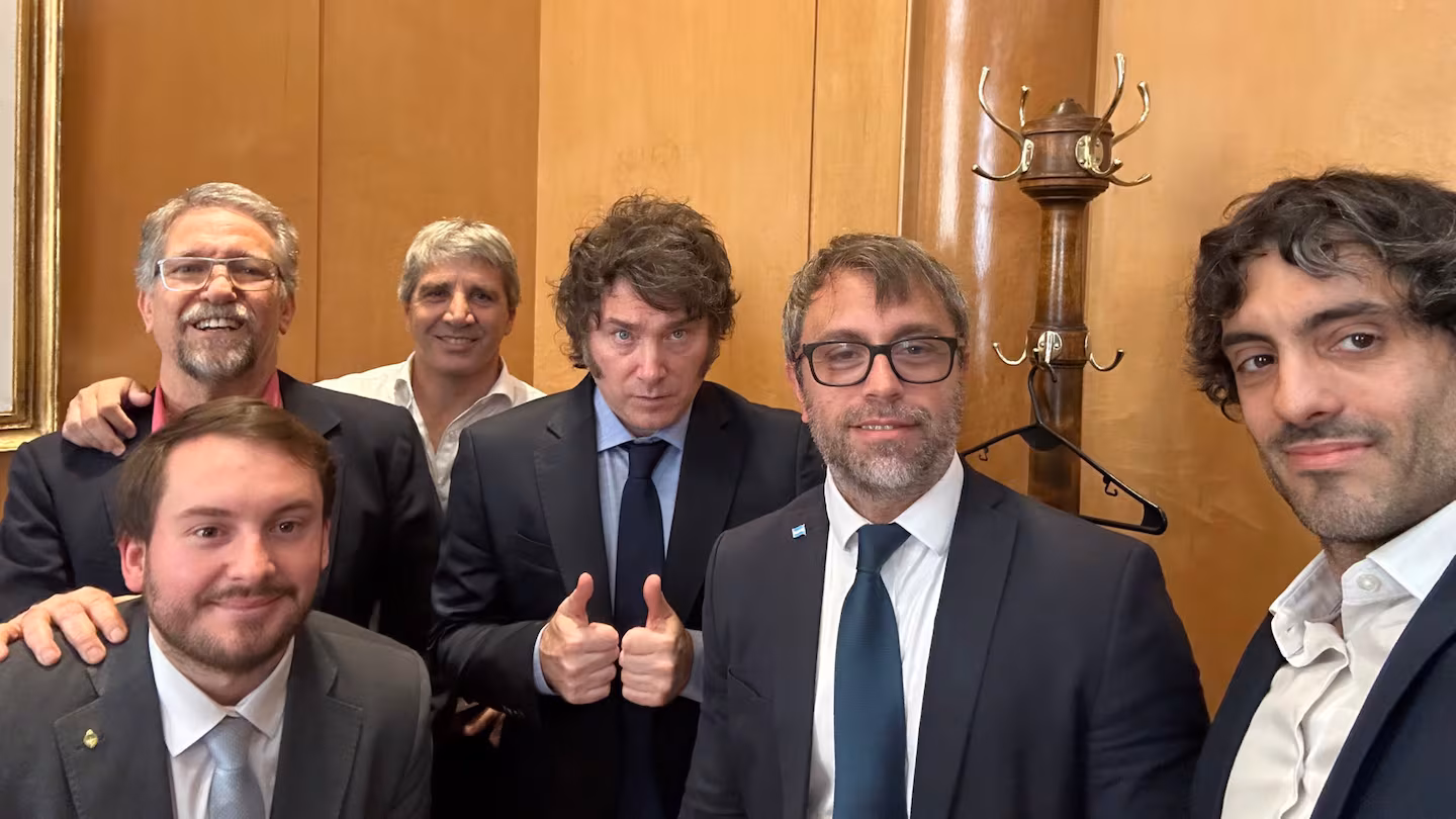 Momento clave: con el riesgo país en baja, el Gobierno afronta vencimientos por $9 billones