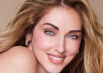 Tras ganar en los tribunales, Chiara Ferragni celebró con un atrevido topless para Guess