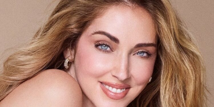 Tras ganar en los tribunales, Chiara Ferragni celebró con un atrevido topless para Guess