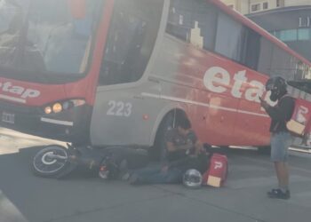 Un colectivo atropelló a un repartidor en pleno centro de Comodoro