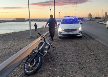 Accidente de moto en Ruta 3: un hombre permanece internado sin identificar