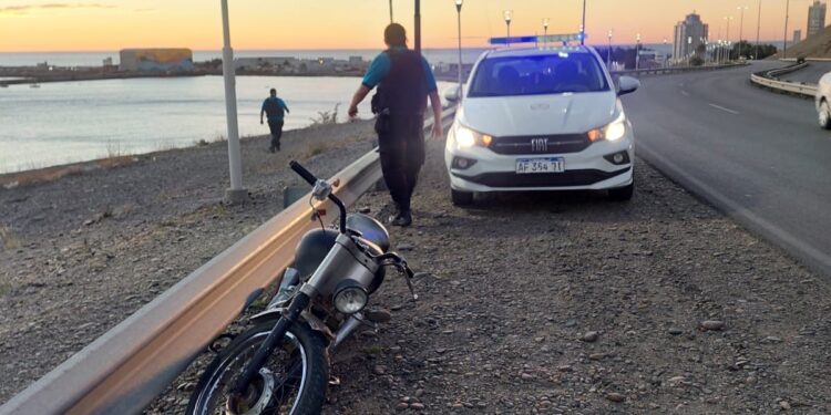 Accidente de moto en Ruta 3: un hombre permanece internado sin identificar