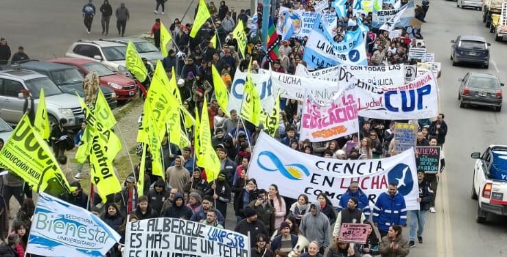 Docentes universitarios anuncian paro de 48 horas y movilización ...