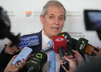 El Gobierno del Chubut otorgará un bono extraordinario de 250 mil pesos a docentes y auxiliares de la Educación