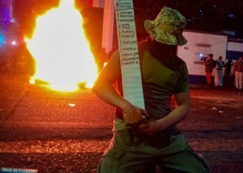 Policía en llamas y reforma laboral en marcha