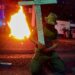 Policía en llamas y reforma laboral en marcha