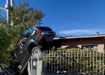 Camioneta quedó suspendida sobre un portón tras un choque en avenida Lisandro de la Torre