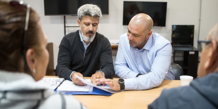 Vecinos del barrio Paso Nuevo reclamaron respuestas al Concejo Deliberante por el riesgo de derrumbe en la avenida Mazzaredo