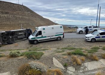 Camino Centenario: perdió el control, despistó y volcó con su utilitario