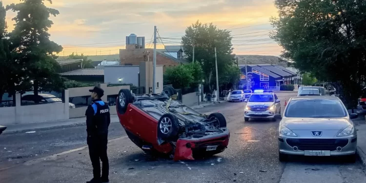 Violento choque y vuelco en Ruta 3: un joven fue hospitalizado en Comodoro