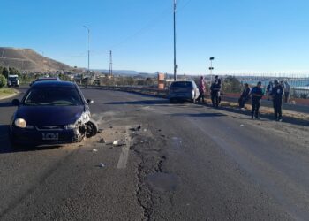 Colisión sin heridos en la Curva Huergo: dos vehículos chocaron esta mañana