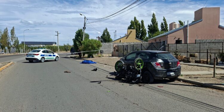 Murió un motociclista tras chocar contra un vehículo estacionado en Km 8