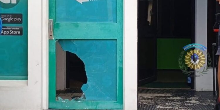 Detuvieron a un hombre tras romper el vidrio de un local y robar celulares en Comodoro
