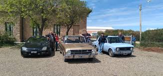 Muestra estática de autos clásicos en Comodoro para ayudar a familias afectadas por el Cerro Hermitte