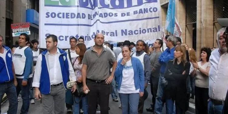 La Asociación Bancaria declaró el estado de alerta y movilización en el Banco Santander