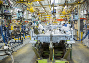 Más de la mitad de las industrias argentinas bajó producción y ventas, según encuesta