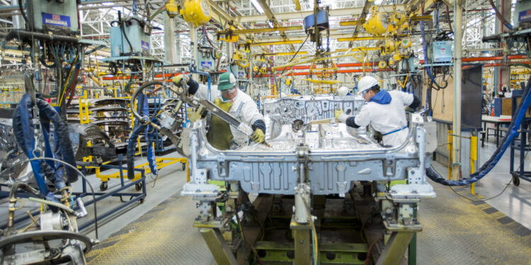 Más de la mitad de las industrias argentinas bajó producción y ventas, según encuesta