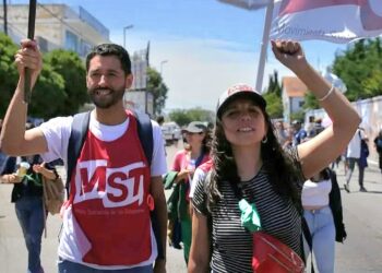 Asume Juan Aquino, diputado del FIT-U acompañado por Cele Fierro