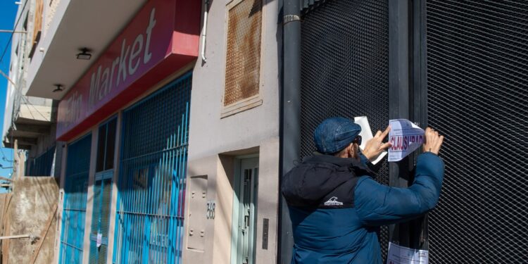 Clausuraron un supermercado en barrio Roca