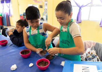 Pequeños confiteros elaboraron huevos de Pascua en el espacio sociocultural Patria Grande