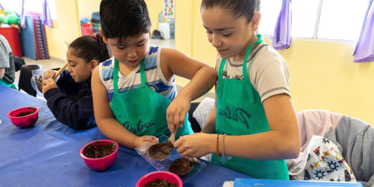 Pequeños confiteros elaboraron huevos de Pascua en el espacio sociocultural Patria Grande