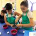 Pequeños confiteros elaboraron huevos de Pascua en el espacio sociocultural Patria Grande